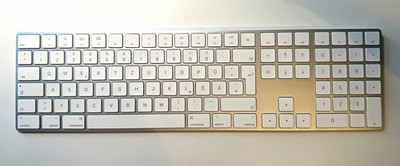 Apple Magic Keyboard mit Ziffernblock QWERTZ Deutsch Lightning Silber/Weiß
