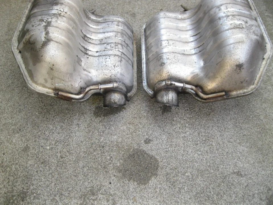 2015-2023 Chrysler 300 5.7L OEM Rear Exhaust Resonators 68060194AB & 68060195AB Foto 2 de 4