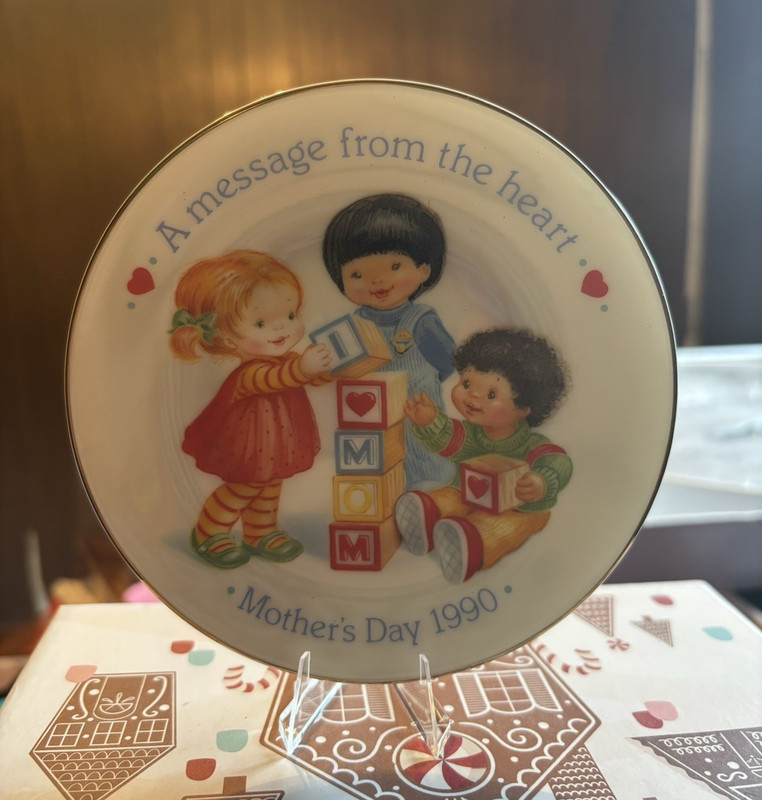 Mother’s Day Collector Plate “A Message from the Heart” 1990 Ceramic Hearts