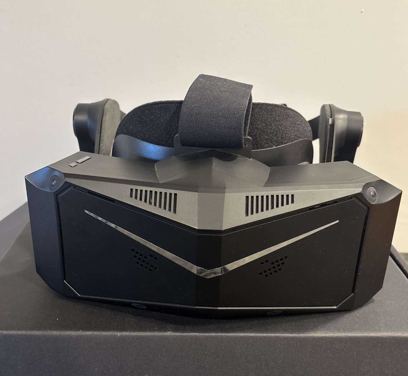 Pimax Crystal Light VR Headset with Controllers, Power Adapter, Local Dimming