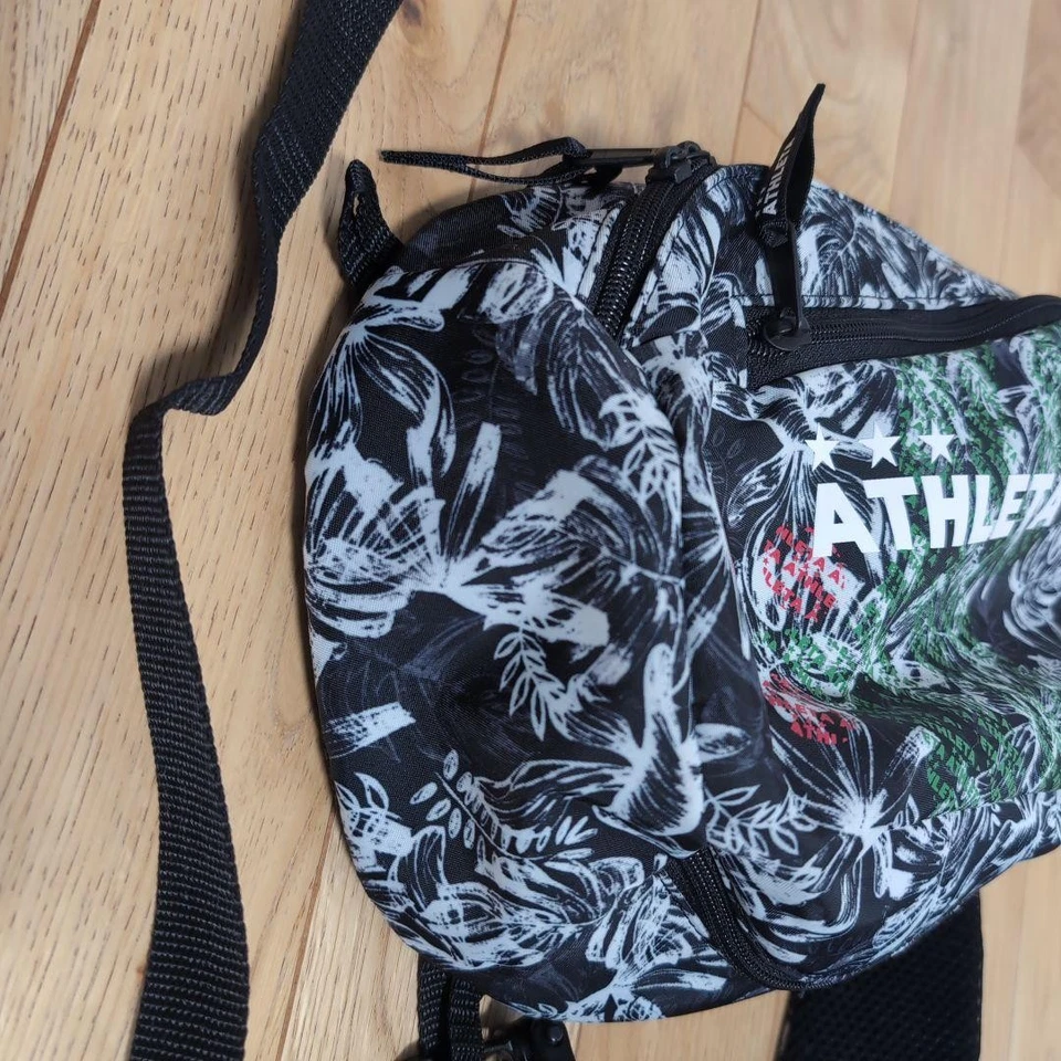 Bolso de hombro Athleta estilo nailon Foto 3 de 4