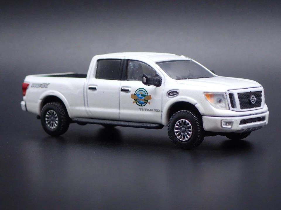2016-2024 Nissan Titan Xd PRO-4X Pick-Up Camion con Gancio 1:64 Modello Auto - Immagine 4 di 4