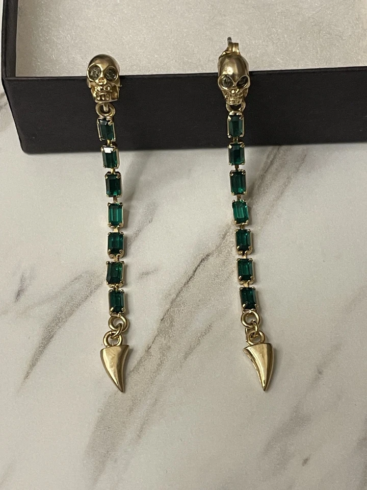 Pendientes colgantes de oro con calavera Max & Chloe Foto 3 de 4