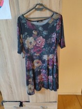 Petite robe fleurie mi saison manches demi atmosphère taille 42
