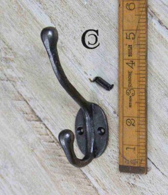 Antiker schwerer runder gerissener doppelter 2-Loch-Kleiderhaken aus Eisen - 125 mm (4,9 Zoll)