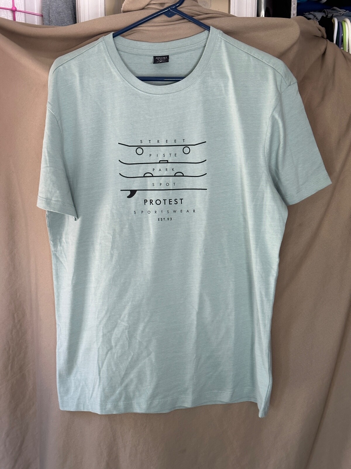 MT1--Camiseta verde menta Protest Sportswear para hombre. 40" pecho. XS. NUEVO