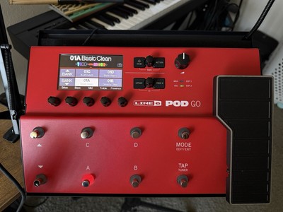 Line 6 POD Go Guitar Multi-FX Processor (Limited Red Edition) + Padded Gig Case
