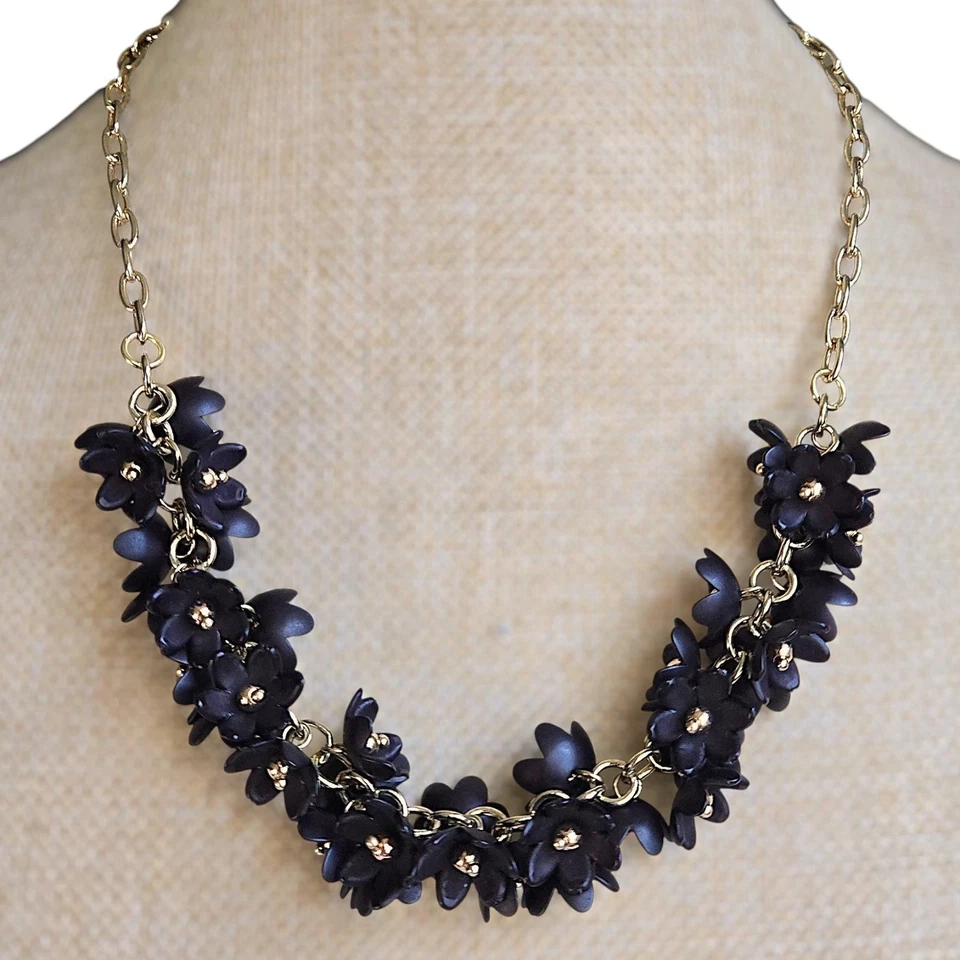 Conjunto de collar y aretes aro florales con racimos de flores negras Zenzii tono dorado Foto 2 de 4