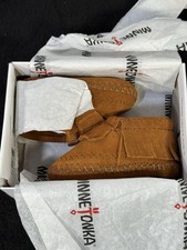 NEW Minnetonka Infant Size 2 Fringe Bootie Moccasins With Tie Closure