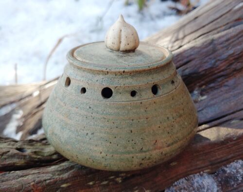 Handmade Ceramic Garlic Keeper Signed Amber Day Kitchen Container Sage Green - Photo 1 sur 10