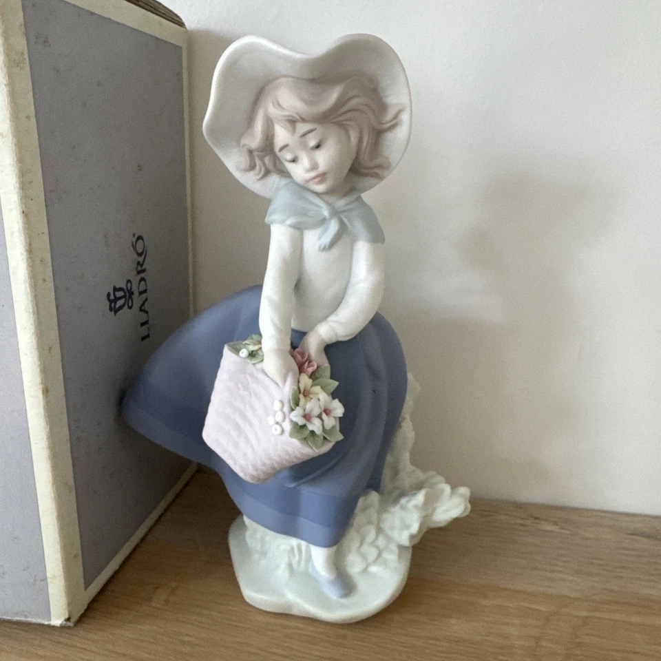 Estatuilla de porcelana vintage con acabado mate Lladro "Pretty Pickings" en caja usada en excelente estado Foto 2 de 4