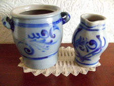 1x Schmalztopf, 1 x Krug  Steinzeug mit blauer Salzglasur, handbemalt.