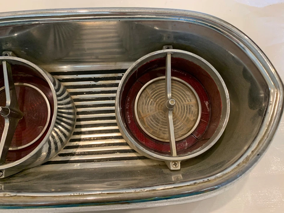 Conjunto de luz trasera Cadillac 1961 luz trasera cromada inserción lente carcasa Foto 3 de 4