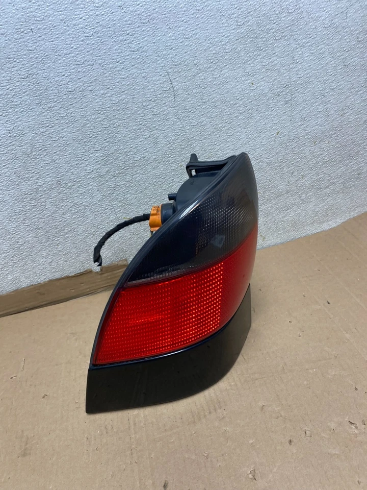 Luz trasera lateral izquierda para conductor Saab 9-5 1999 2000 2001 OEM U7082 DG Foto 3 de 4