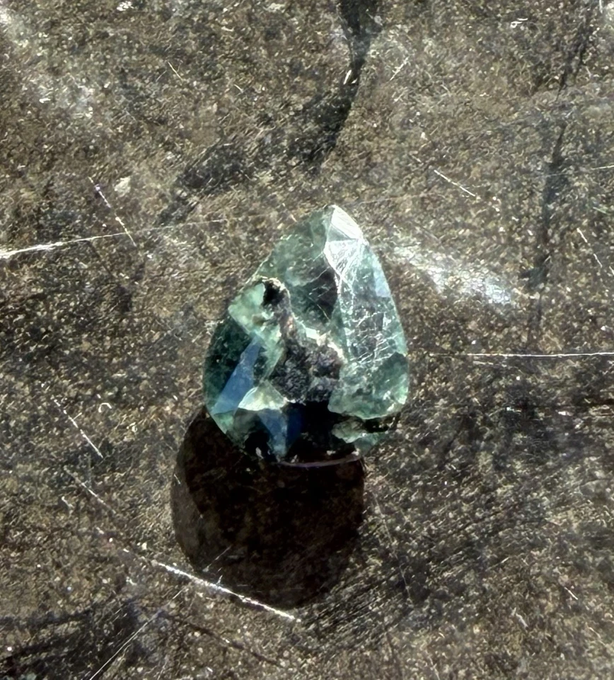 Alejandrita natural - Piedra preciosa especial cumpleaños pera 5,53 quilates AAA💎verde oscuro Foto 2 de 4