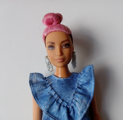 Barbie Fashionista #95 Curvy Pink Hair Denim Dress FJF55 2018 Barbie Fashionista #95 Curvy Pink Hair Denim Dress FJF55 2018