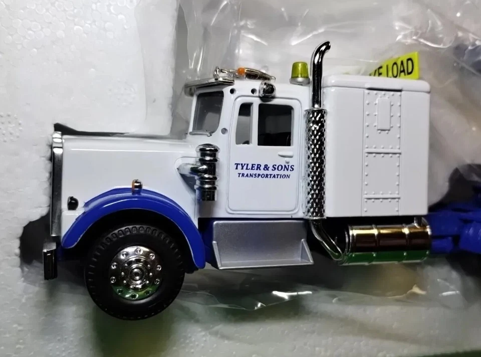 Corgi US24903 ~ Kenworth W925 PCC Streetcar on 5-Axle Lowboy 1:50 Scale Diecast - Image 4 of 4