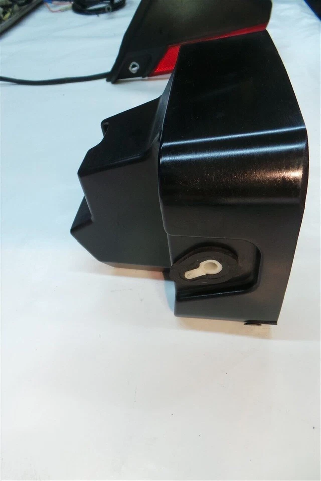 82 83 YAMAHA XZ550 XZ550RJ XZ550RK VISION 头灯机身保护壳 11H-84330-00-00 — 第 4/4 张图片