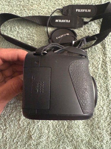 Fujifilm FinePix S700 Digital camera 7.1 MP & 10 X Zoom Color Black - Picture 4 of 9