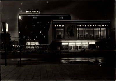 Ak Berlin Mitte, Hotel Berolina, Kino International, Nachtbeleuchtung - 4868213