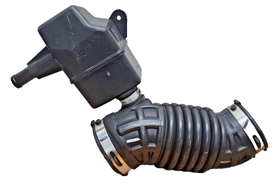 Разъем впускного шланга воздухоочистителя двигателя Nissan Sentra 2007–2012 годов выпуска 16576-ET00A от оригинального производителя - Изображение 3 из 3