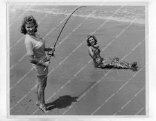 o68898 circa 1955 orig photo sexy babes vintage pinup twins sisters fisherman ca