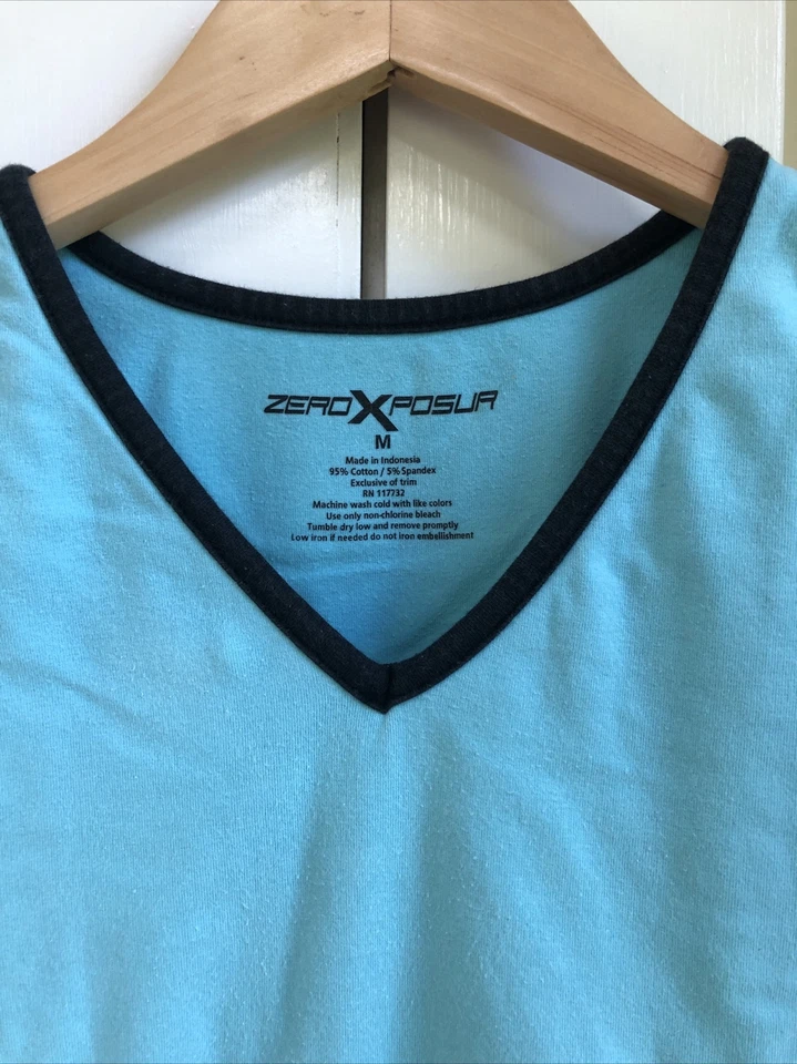 Camiseta sin mangas ZeroXposur para mujer con cuello en V, estilo alto, mediana, aqua y blanca con flores Foto 2 de 4