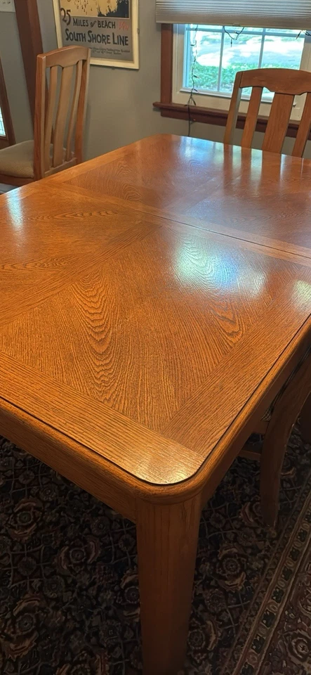 Solid Oak Dining Table Has 2 Leaves To Extend. Comes With 4 Oak Chairs - Image 3 of 4