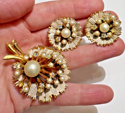 BSK Signierte Perlen Strass Weiß Emaille Blumen Clip Ohrringe Brosche Set