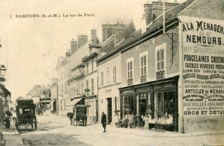 Carte NEMOURS La rue de Paris Superbe enseigne Pub A la Ménagère