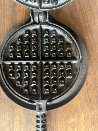 GRISWOLD Cast Iron American No. 7 Waffle Maker 889/890 W/ Matching 972 base