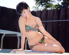 ACTRESS YVONNE CRAIG PIN UP - 8X10 PUBLICITY PHOTO (RT898)