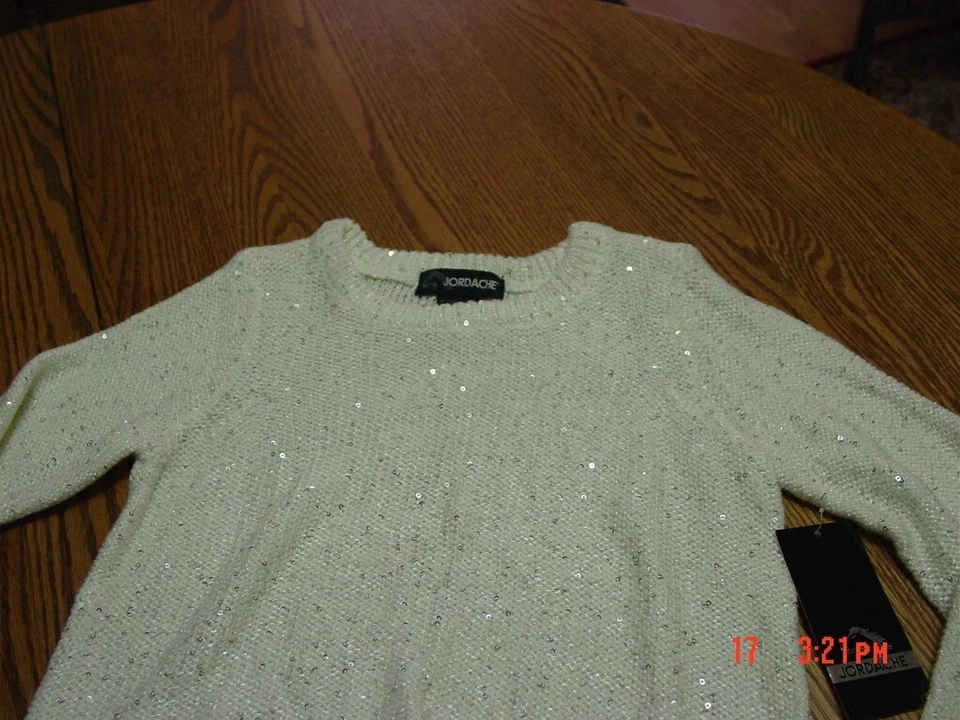 Suéter de vacaciones con lentejuelas plateadas marfil para niñas de Jordache Foto 2 de 3