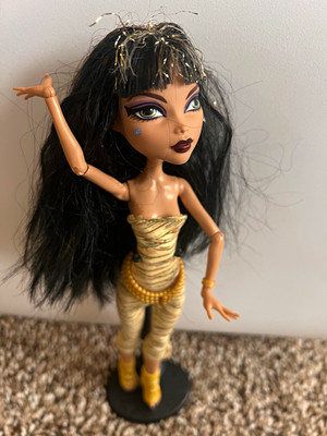 Monster High Cleo de Nile 11in Articulated Fashion Doll w/ Stand
