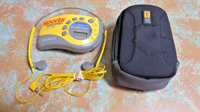 Sony Sports Walkman FM/AM Radio SRF-M78 w/MDR-W10 Headphones Tested Works W/Case