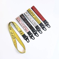 Llavero Industrial Off-White - Diseño Letra Cuerda Cuello Colgante