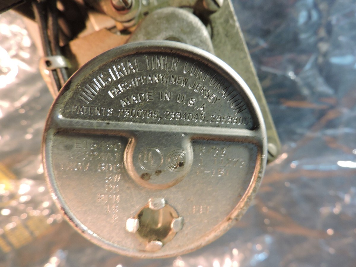 オールドタイマー Vintage WWII Era 1944 Industrial Timer Corp. Steampunk w/ Red Dial