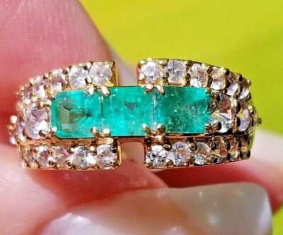 Beautiful Quality Vivid Columbian Emerald  18k yellow gold band