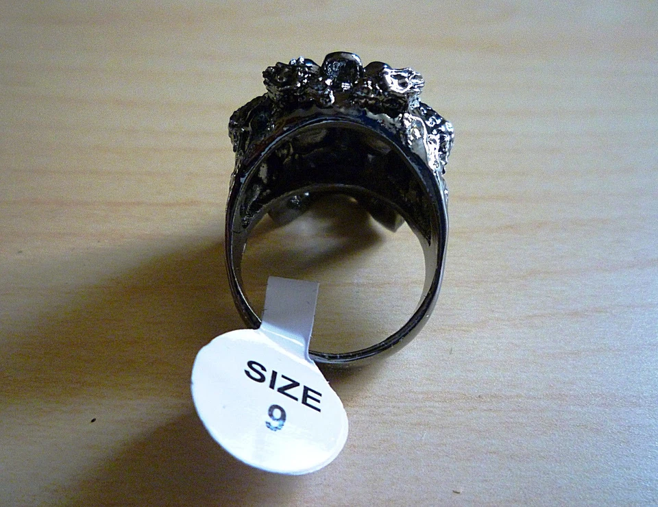 O "Rogue Skull" (banhado a ródio preto - anel de aço titânio) - Imagem 3 de 4