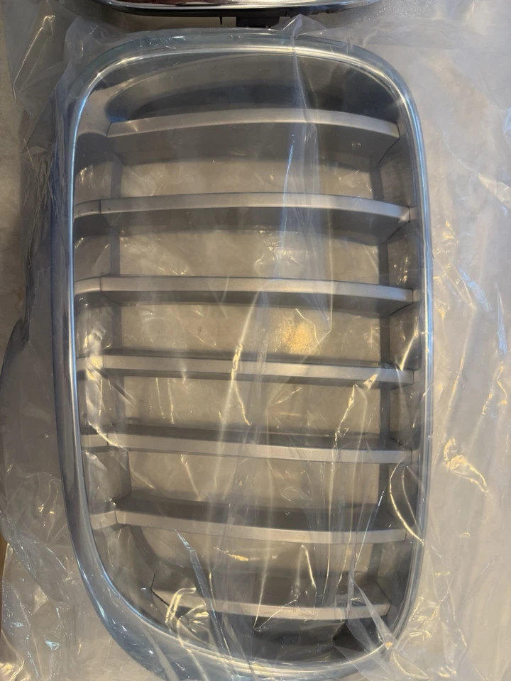 Решетка переднего бампера 2016 BMW X3 xDrive 28i от оригинального производителя - Изображение 3 из 4