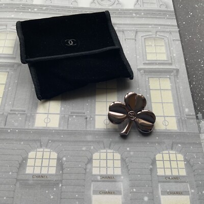 Neu, Chanel Metall Kleeblatt Pin, geschenkt mit Beauty Kauf