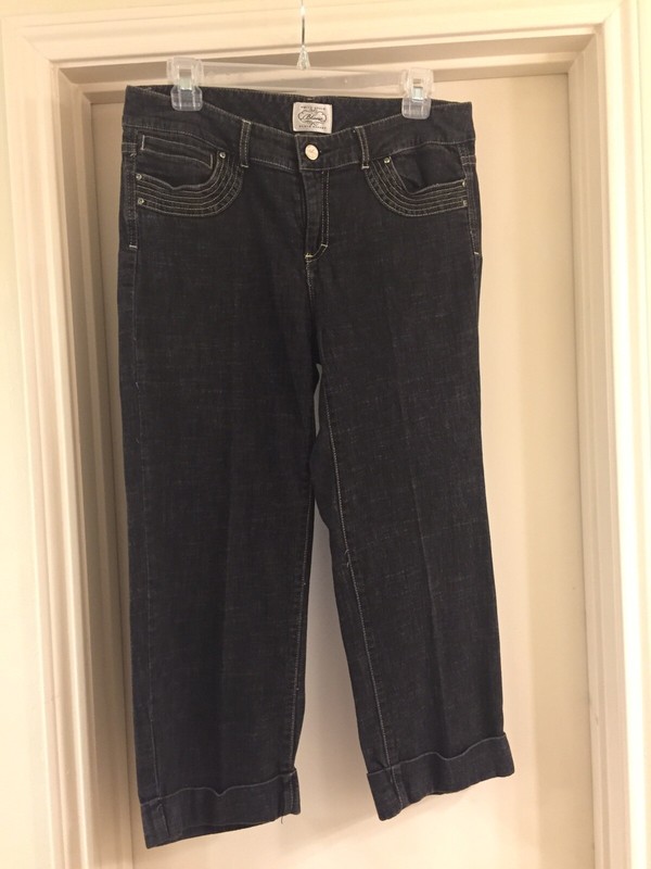 White House Black Market Blanc Black Denim Embellished Cuffed Capris Size 6 EUC