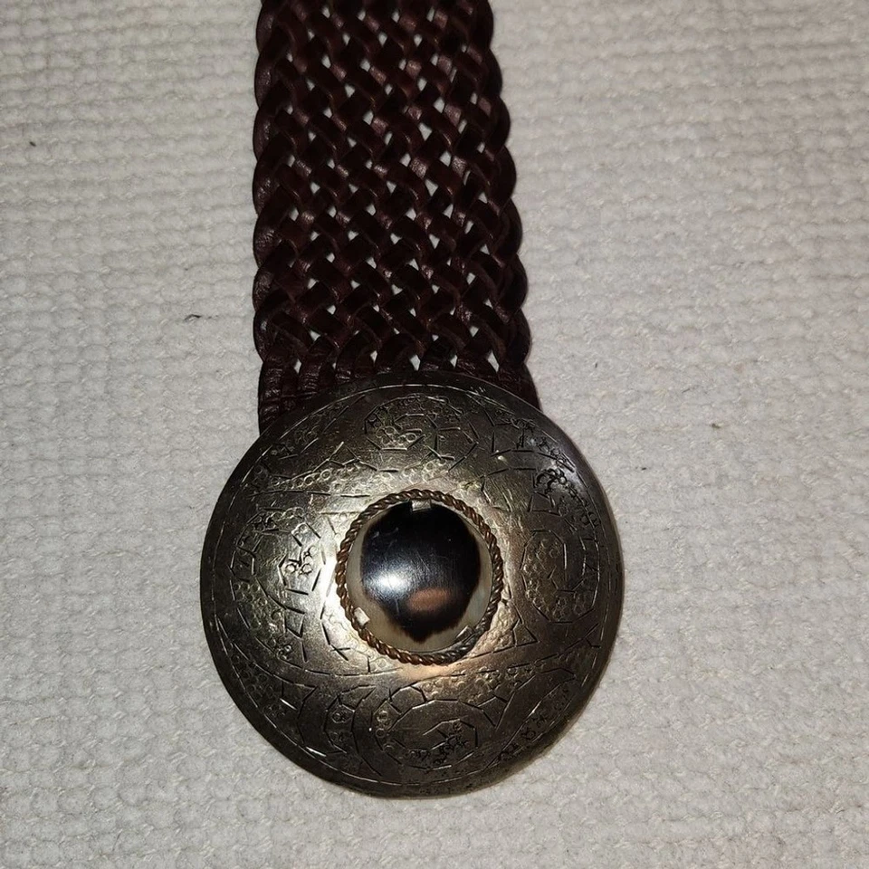 Cinto trançado de couro marrom Anthropologie Motiv 56 com fivela redonda gravada - Imagem 3 de 4