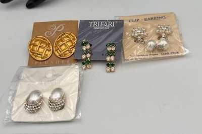 Lot 4 Womens Clip On Earrings Plunder Trifari Mint Rhinestone Dangle Stud