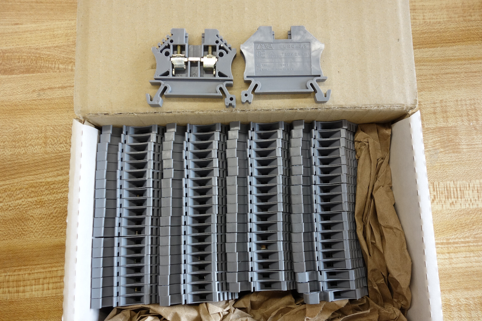 77 qty DINnectors Rail Terminal Blocks Gray 24-12 AWG 20A/600V DN-T12 43406