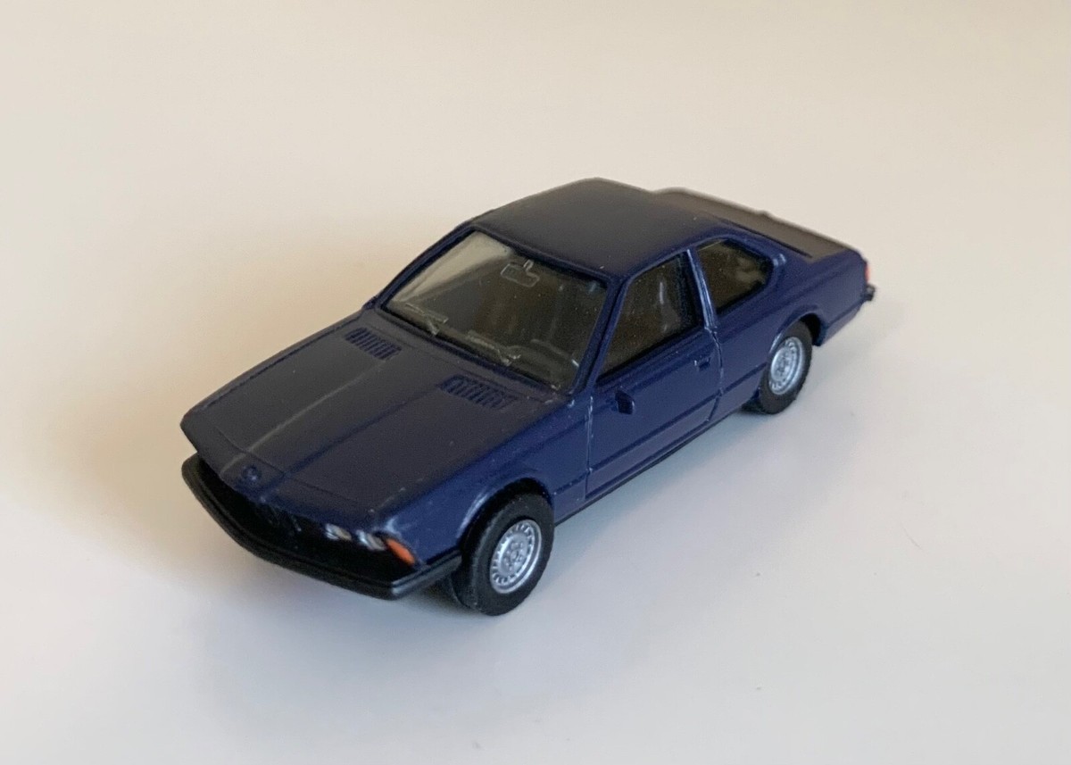 1/18 ディーラー特注 AUTOart BMW 635 CSi (E24) 1/18 AUTOart BMW M 635 CSi (E24) White Diecast Car Model