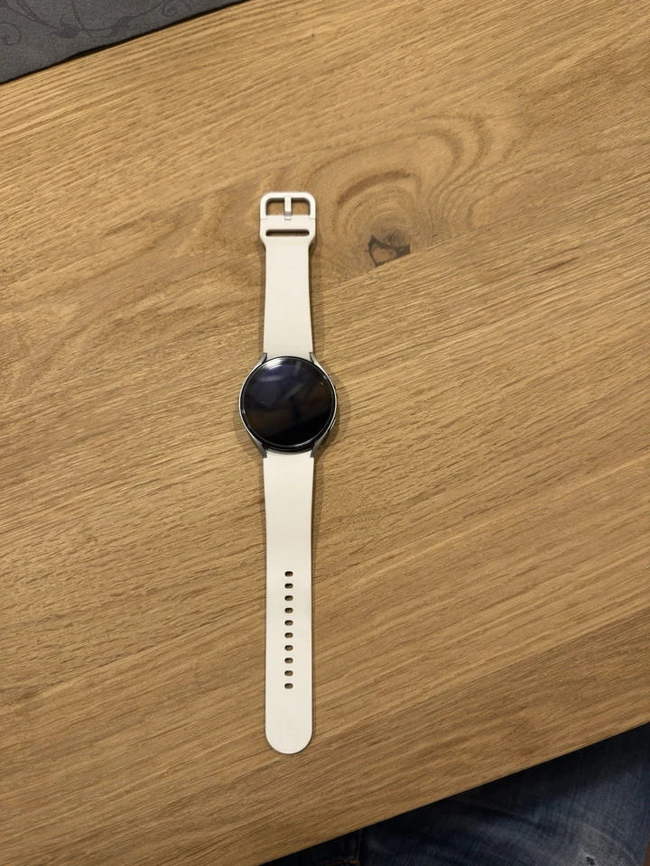 Samsung Galaxy Watch 5 44mm Aluminiumgehäuse-Silber mit Sportarmband in Weiß - Bild 3 von 4