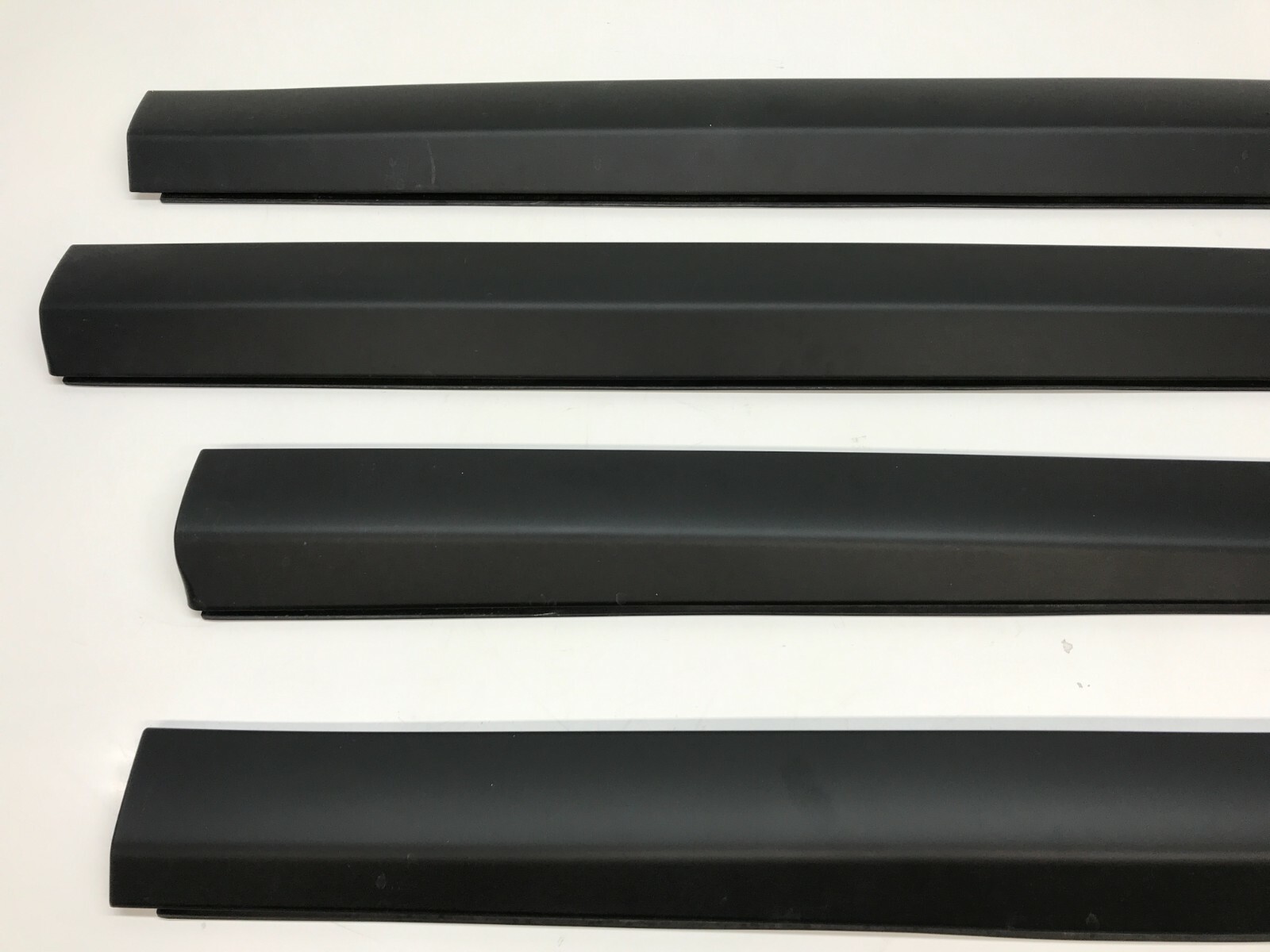 ROLLS ROYCE CULLINAN DOOR TRIM SILL MOLDINGS BLACK OEM 51137448583
