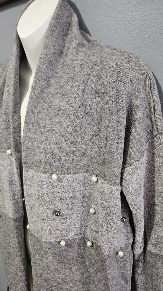 Suéter cárdigan Alberto Makali para mujer pequeño gris con perlas manga larga abierto Foto 2 de 4