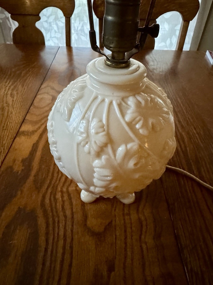 Vintage Aladdin Alacite Glass Electric Table Lamp Ivory Oak Leaf
